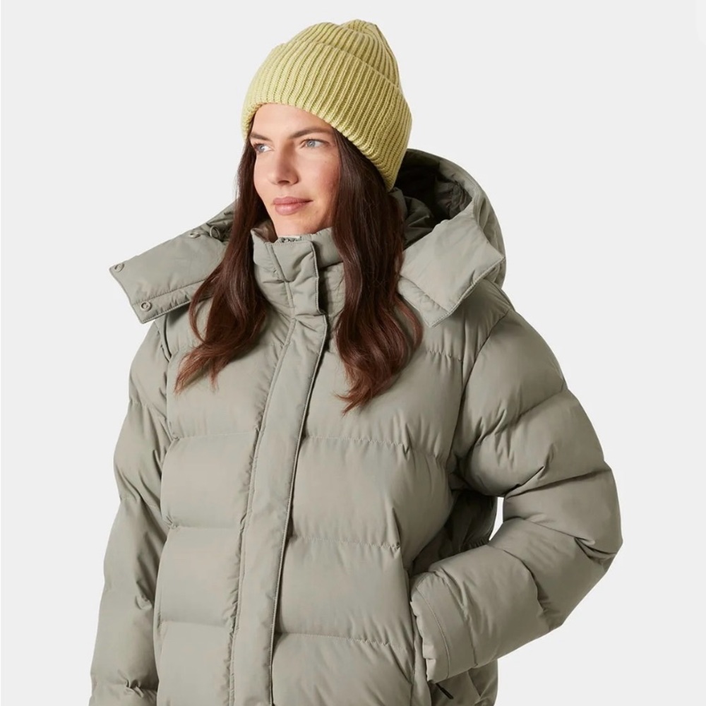 New with tags, Helly Hansen Aspire Puffy parka, size Medium, lavender green